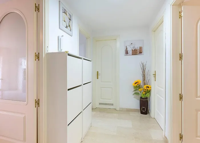 Beautiful Just 5 Minutes From The Μαρμπέλλα